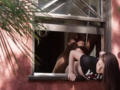 Tir de sperme, En levrette, Hard, Interracial, Seins naturels, Petite femme, Adolescente, Nénés
