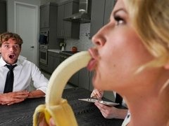 Grosse titten, Blondine, Blasen, Hundestellung, Handjob, Milf, Entkleiden, Titten