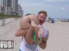 Strand, Badpak, Pijpbeurt, Hondjeshouding, 1 man 2 vrouwen, Hd, Trio, Tieten likken