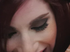 Arsch, Braunhaarige, Kleid, Brille, Lecken, Natürlichen titten, Piercing, Kurzes haar