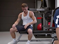 In den arsch, Arschlecken, Spermaladung, Schwul, Sporthalle, Muskel, Tätowierung
