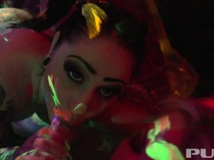 Lieveling, Zwart, Blond, Sperma shot, Hardcore, Gezichtspunt, Tatoeage, Trio