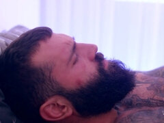 Chambre à dormir, Gros seins, Bisexuelle, Sucer une bite, Gode, Transsexuelle, Tatouage, Jouets