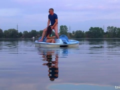 茶髪の, 着衣女と全裸男, 口内発射, チン, 天然, ヌード, アウトドア, 公共