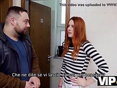 Un uomo incontra il dolce zenzero al centro commerciale e la scopa per soldi