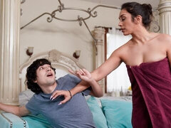 Sucer une bite, Brunette brune, Attrapée, Branlette thaïlandaise, Mère que j'aimerais baiser, Seins naturels, Nénés, Voyeur