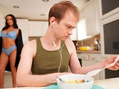 Tetas grandes, Mamada, Morena, Estilo perrito, Pajear, Besar, Lamidas, Madres para coger