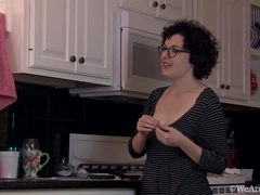 Braunhaarige, Pummelig, Behaart, Küche, Masturbation
