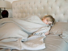 Gros cul, Grosse bite, Gros seins, Blonde, Sucer une bite, Rasée, Dormant