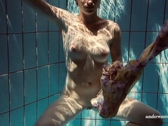 Femelle, Fétiche, Petite femme, Piscine, Public, Russe, Douche, Sous marin