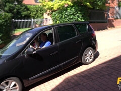 Amateur, Lécher le cul, Blonde, Voiture, Doigter, Masturbation, Jupe, Nénés