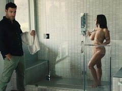 Nana, Gros seins, Sucer une bite, Brunette brune, Plantureuse, Douche, Nénés