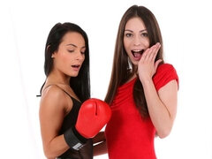 Cul, Brunette brune, Doigter, Lesbienne, Chatte, Strapon, Dénudage, Adolescente