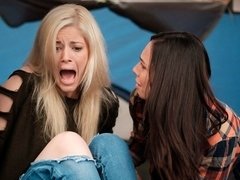 Rubia, Penetracion con dedos, Besar, Lesbiana, Masturbación, Al aire libre, Estriptis, Adolescente