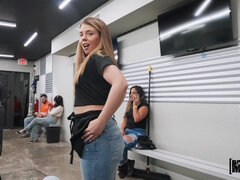 18 años, Culo grande, Mamada, Despelote, Público, Adolescente