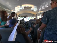 Grosser schwanz, Blasen, Bus, Europäisch, Aufs gesicht abspritzen, Pov, Muschi, Realität