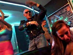 В клубе, Группа, На публике