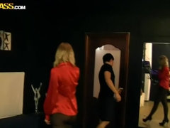 Blondine, Tanzen, Absätze, Strumpfhose, Sich ausziehen, Schlucken, Flotter dreier