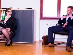 Grosser arsch, Grosser schwanz, Grosse titten, Blasen, Braunhaarige, Brille, Milf, Kurzes haar