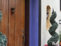 Gros cul, Gros seins, Blonde, Tir de sperme, Famille, Branlette thaïlandaise, Orgie, Plan cul à trois