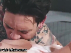 アジア人, デカチン, フェラチオ, 茶髪の, ズームショット, 中出し, 淫乱熟女, タトゥー