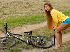 Cul, Sucer une bite, Brunette brune, Mignonne, Branlette thaïlandaise, Embrassement, De plein air, Rasée