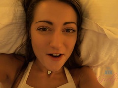 Sucer une bite, Brunette brune, Branlette thaïlandaise, Petite amie, Orgasme, Chatte, Rasée, Gicler