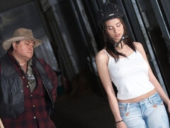 デカパイ, 捕まる, 口内発射, イく瞬間, チン, 手コキする, アウトドア, スカート