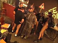 In den arsch, Grosse titten, Blondine, Blasen, Spermaladung, Doppelpenetration, Interrassisch, Leder