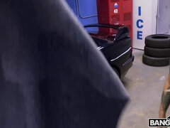 Bruinharig, Auto, Sperma shot, Groep, Interraciaal, Orgie, Biljart, Tatoeage