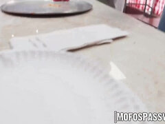 Sucer une bite, Brunette brune, Gorge profonde, Queue, Petite femme, Pov, Public, Nénés