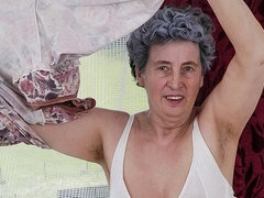 Leie, Wohlbeleibte schöne frauen, Fingern, Riesig, Masturbation, Reif, Kurzes haar, Entkleiden