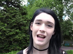 Jurk, Emo jongen, Vriendin, Gezichtspunt, Openbaar, Kut duiken, Geschoren, Mager