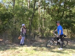 18 jaar, Bruinharig, Sperma in mond, Sperma in gezicht, Natuurlijk, Buiten, Pissen, Zuigen