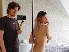 Amateur, Salle de bains, Sucer une bite, Faciale, Chatte, Séduite, Rasée, Suçant