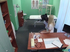 Amateur, Sucer une bite, Médecin, En levrette, Doigter, Bureau, Chatte, Voyeur