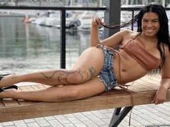 18, デカ尻, デカチン, 茶髪の, 巨乳な, 手コキする, ガリガリ, ティーン