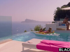 Stellung 69, Paar, Interrassisch, Masturbation, Natürlichen titten, Zierlich, Rasiert, Titten