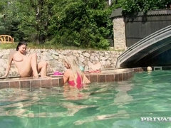 Blonde, Hd, Lesbienne, Piscine, Chatte, Adolescente, Nénés, Jouets