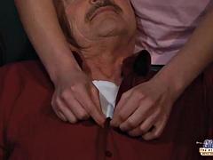 Sucer une bite, Tromperie, Grandpère, Léchez, Mature, Se déshabiller