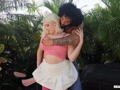 デカパイ, 黒人, フェラチオ, 異人種間, なめる, ピアス, タトゥー, オッパイの