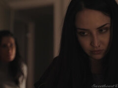 Salle de bains, Chambre à dormir, Brunette brune, Jeans, Embrassement, Lesbienne, Léchez, Piercing