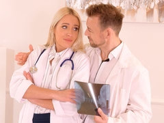 ブロンド, フェラチオ, 汚れた　, 手コキする, 看護婦, ティーン, オッパイの, ユニフォーム