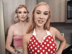 Gros cul, Grosse bite, Gros seins, En levrette, 2 femmes 1 homme, Pénis, Rasée, Adolescente