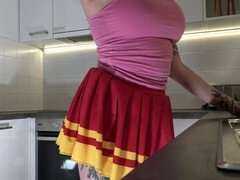 Kont naar mond, Grote kont, Pompom meid, Keuken, Slipje, Rok, Roken, Sokken