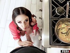 Grosse titten, Blasen, Riesig, Küche, Milf, Mutti, Pov, Titten