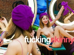 18 jaar, Enthousiasteling, Universiteit, Vingeren, Panty, Kut duiken, Mager, Alleen