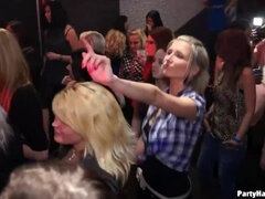 Enthousiasteling, Blond, Naakte man aangeklede vrouw, Groep, Kousen, Swinger, Tatoeage, Speelgoed