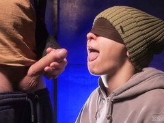 18 ans, Sucer une bite, Éjaculer dans la bouche, Hard, Réalité, Esclave, Belle mère, Surprise