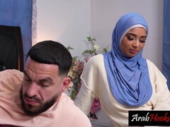 18 ans, Arabe, Sucer une bite, Brunette brune, Plantureuse, Mignonne, Hd, Nénés